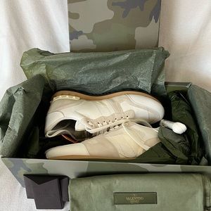 VALENTINO ROCKRUNNER, mens off-white sneakers. BMOB and tags. Sz 39